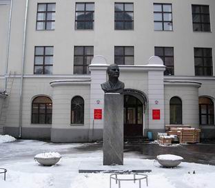 Памятник-бюст А.Л.Мясникову перед Институтом в Петроверигском переулке. Январь 2005. Фото WM.