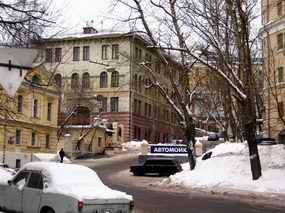 Хитровский переулок. Вид с Подколокольного переулка. Слева - д.3, где родился А..Н.Скрябин. Февраль 2005. Фото oltajul.