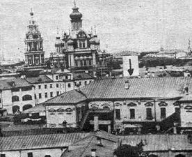 Палаты Долгоруковых в 1880-х годах. За ними виден храм Успения на Покровке.