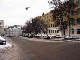 Подколокольный переулок. Здание справа - электромеханический техникум, построенный на месте  Хитрова рынка. Февраль 2005. Фото oltajul.