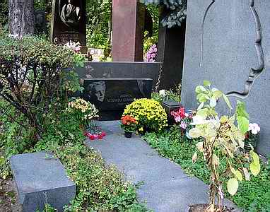 Могила Людмилы Целиковской и Каро Алабяна на Новодевичьем кладбище