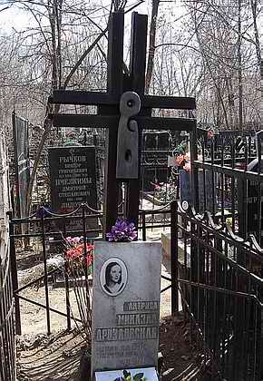 Могила Микаэлы Дроздовской на Ваганьковском кладбище