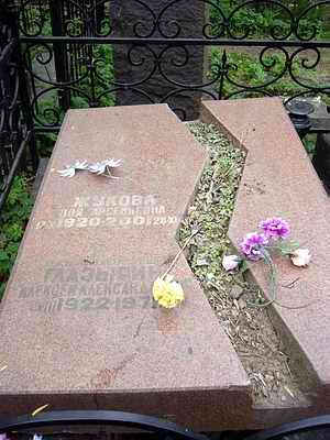 Могила Алексея Глазырина на Введенском кладбище