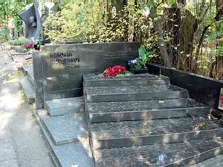 Могила Николая Мордвинова на Новодевичьем кладбище