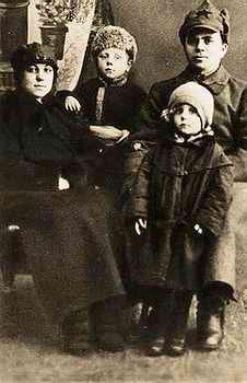 Анатолий Папанов с родителями и сестрой