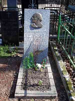 Могила Эды Урусовой на Введенском кладбище
