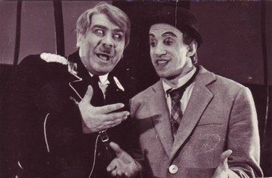 Михаил Уржумцев (справа) в роли Швейка в спектакле Мурманского Театра Северного флота