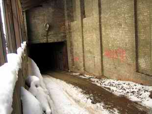 Вход в подземелья на Солянке. Февраль 2005. Фото oltajul.