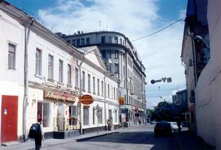 Большой Спасоглинищевский переулок. Слева - дом Алабова. Фото WM.