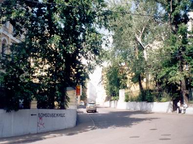 Перекрёсток улицы Забелина и Старосадского переулка. Лето 2004 г. Фото WM.