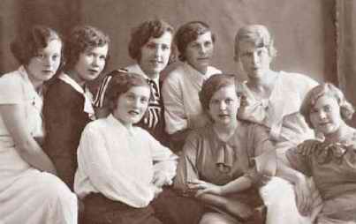 Е.А.Фурцева в первом ряду (в центре). Саратов. 1936 г.