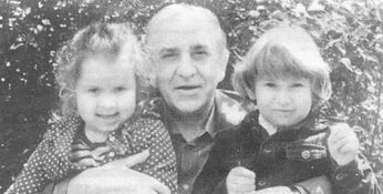 Вмктор Васильевич Гришин с внучками. Фото из семейного архива.