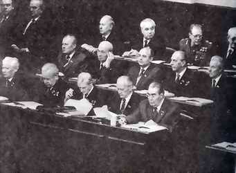 В.В.Кузнецов (слева от М.С.Горбачёва) на сессии Верховного Совета СССР. 1981 г.