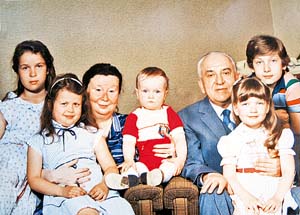 Виктор Васильевич Гришин с женой и внуками. Фото из семейного архива.