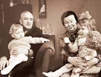 Гришин с женой и внучками. Фото из семейного архива.
