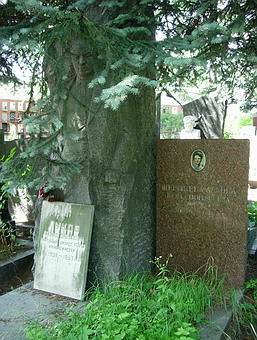 Могила Веры Шершневой на Новодевичьем кладбище